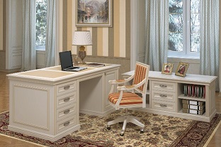 Классический стол для кабинета в частном доме